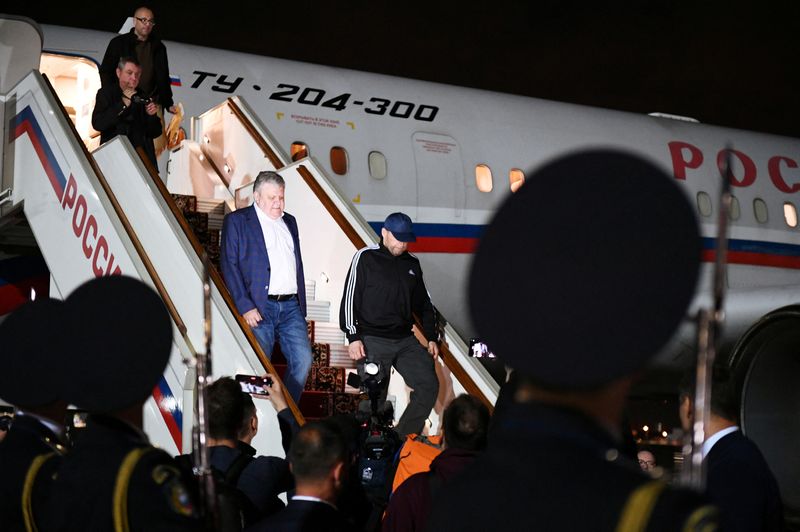 © Reuters. Vadim Krasikov and other Russian nationals, who were released in a prisoner exchange between Russia with Western countries, disembark from a plane during a welcoming ceremony at Vnukovo International Airport in Moscow, Russia August 1, 2024. Sputnik/Mikhail Voskresensky/Pool via REUTERS