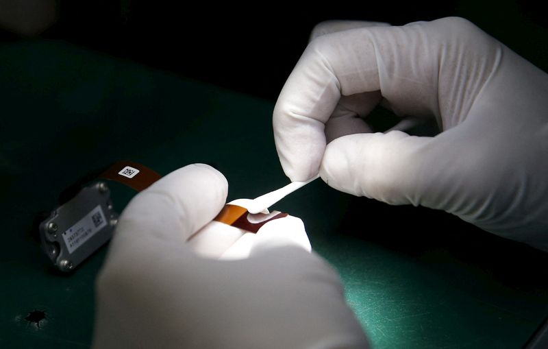 © Reuters. FILE PHOTO: A worker of Ayala Corp's Integrated Micro-Electronics Inc. (IMI) wipes an automotive computer component part at an electronics assembly line in Binan, Laguna south of Manila, Philippines April 20, 2016. REUTERS/Erik De Castro/File Photo