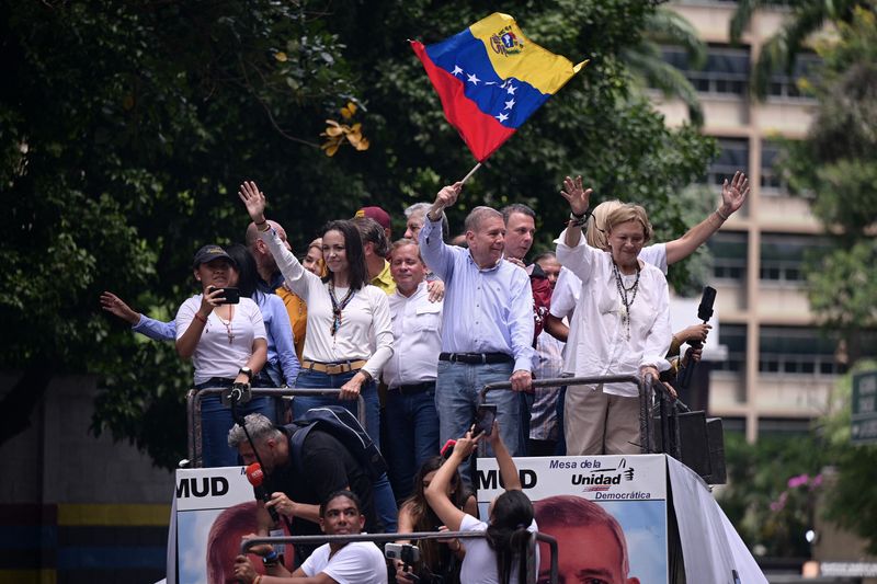 &copy; Reuters. FILE PHOTO: Opposition leader Maria Corina Machado and opposition candidate Edmundo Gonzalez wave as they address supporters after election results awarded Venezuela's President Nicolas Maduro with a third term, in Caracas, Venezuela July 30, 2024. REUTER