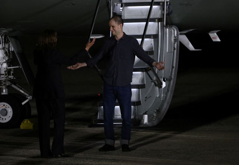 © Reuters. Evan Gershkovich, who was released from detention in Russia, is greeted by U.S. Vice President Kamala Harris as he disembarks from a plane at Joint Base Andrews in Maryland, U.S., August 1, 2024. REUTERS/Kevin Mohatt