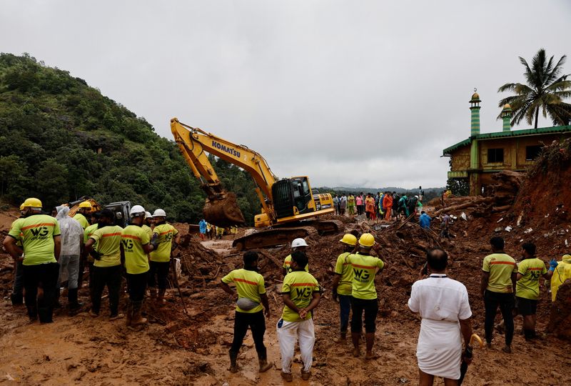 © Reuters. People watch as search operations are carried out after landslides hit Mundakkai village in Wayanad district in the southern state of Kerala, India, August 1, 2024. REUTERS/Francis Mascarenhas