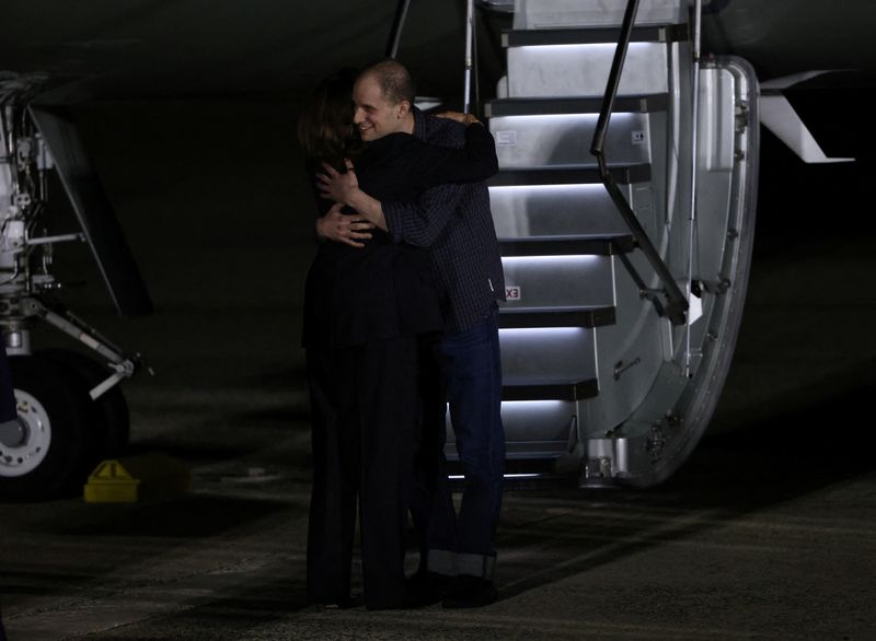 © Reuters. Evan Gershkovich, who was released from detention in Russia, is greeted by U.S. Vice President Kamala Harris as he disembarks from a plane at Joint Base Andrews in Maryland, U.S., August 1, 2024. REUTERS/Kevin Mohatt