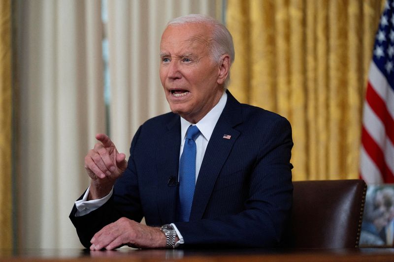 © Reuters. FILE PHOTO: U.S. President Joe Biden addresses the nation from the Oval Office of the White House in Washington, Wednesday, July 24, 2024, about his decision to drop his Democratic presidential reelection bid. Evan Vucci/Pool via REUTERS/File Photo