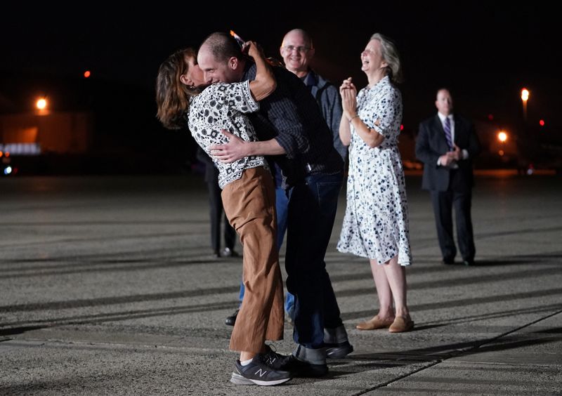 © Reuters. U.S. journalist Evan Gershkovic, who was released from detention in Russia, is embraced by his mother Ella Milman, upon his arrival at Joint Base Andrews in Maryland, U.S., August 1, 2024. REUTERS/Nathan Howard