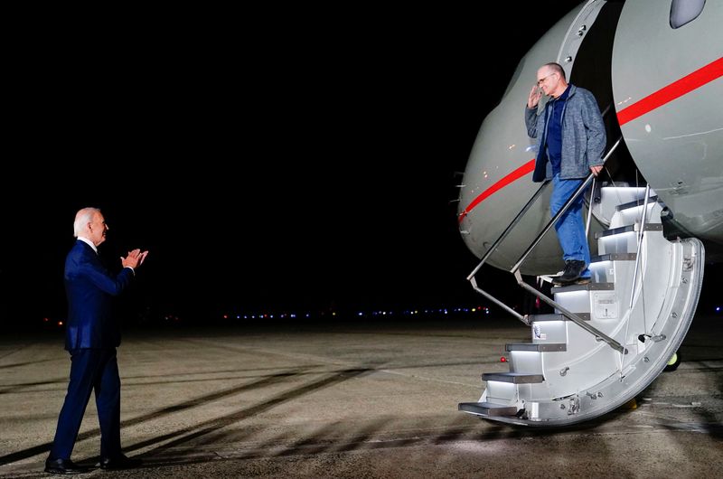 © Reuters. U.S. President Joe Biden greets Paul Whelan, who was released from detention in Russia, upon his arrival at Joint Base Andrews in Maryland, U.S., August 1, 2024. REUTERS/Nathan Howard