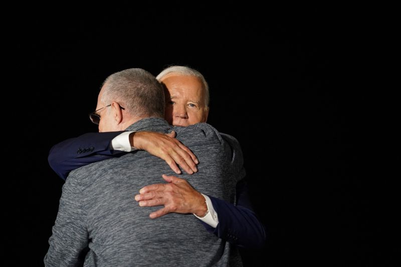 © Reuters. U.S. President Joe Biden embraces Paul Whelan, who was released from detention in Russia, upon his arrival at Joint Base Andrews in Maryland, U.S., August 1, 2024. REUTERS/Nathan Howard