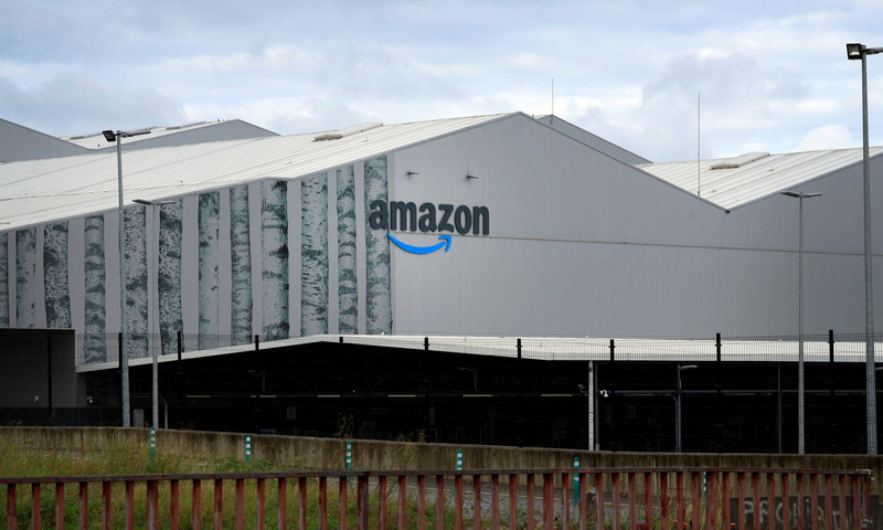 © Reuters. The logo of U.S. online retailer Amazon is displayed at a logistics centre in Trapagaran, northern Spain, November 22, 2023. REUTERS/Vincent West/File Photo