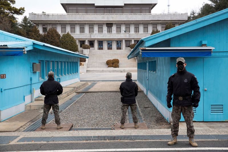 © Reuters. FILE PHOTO: South Korean soldiers stand guard during a media tour at the Joint Security Area (JSA) on the Demilitarized Zone (DMZ) in the border village of Panmunjom in Paju, South Korea, 03 March 2023. JEON HEON-KYUN/Pool via REUTERS/File Photo