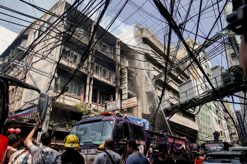 © Reuters. Firemen extinguish a fire at a building in Manila, Philippines, August 2, 2024. REUTERS/Lisa Marie David