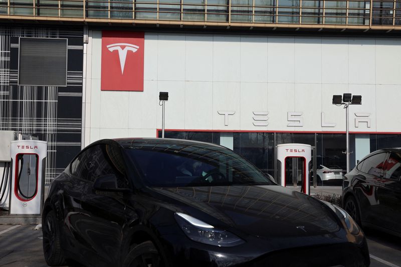 © Reuters. A Tesla car leaves a charging station outside a store of the electric vehicle (EV) maker in Beijing, China January 4, 2024. REUTERS/Florence Lo/File Photo