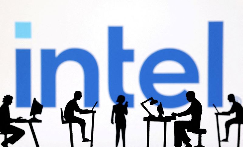 © Reuters. FILE PHOTO: Figurines with computers and smartphones are seen in front of Intel logo in this illustration taken, February 19, 2024. REUTERS/Dado Ruvic/Illustration/File Photo