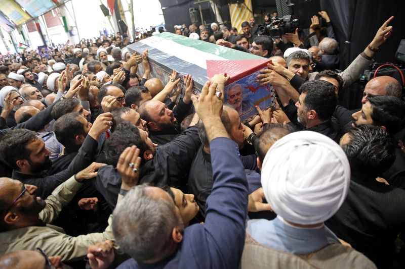 © Reuters. Mourners carry the coffin of assassinated Hamas chief, Ismail Haniyeh during his funeral ceremony in Tehran, Iran, August 1, 2024. Office of the Iranian Supreme Leader/WANA (West Asia News Agency) Handout via REUTERS