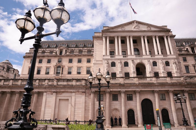 &copy; Reuters. People stand next to the Bank of England, in London, Britain, July 7, 2024. REUTERS/Claudia Greco/File Photo