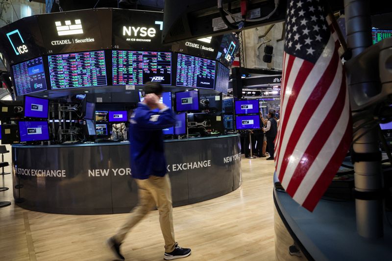 &copy; Reuters. FILE PHOTO: Traders work on the floor at the New York Stock Exchange (NYSE) in New York City, U.S., July 3, 2024.  REUTERS/Brendan McDermid/File Photo