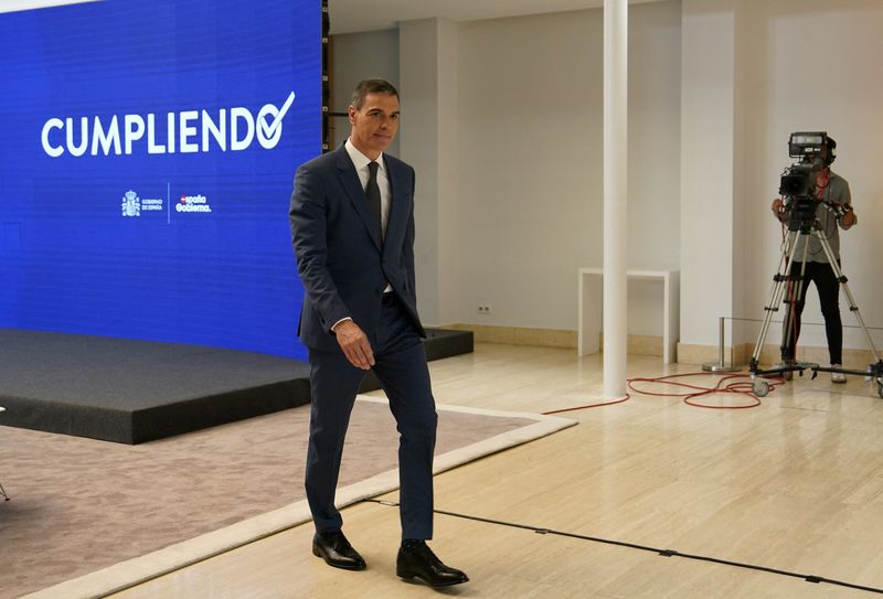 © Reuters. FILE PHOTO: Spain's Prime Minister Pedro Sanchez walks on the day of a press conference at Moncloa Palace in Madrid, Spain, July 31, 2024. REUTERS/Ana Beltran/File Photo