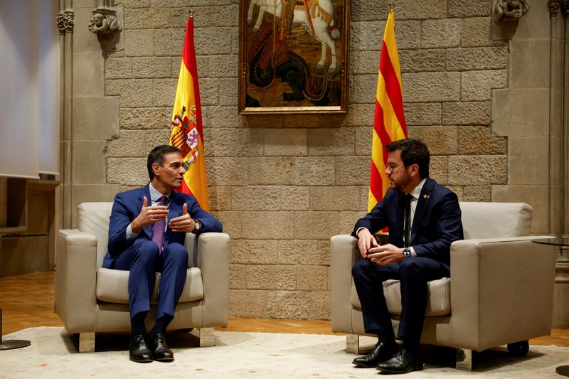 © Reuters. FILE PHOTO: Spain's Prime Minister Pedro Sanchez and Catalonia's President Pere Aragones meet at Palau de la Generalitat in Barcelona, Spain December 21, 2023. REUTERS/Albert Gea/File Photo