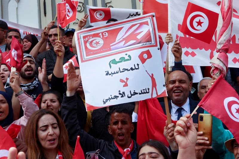 &copy; Reuters. FILE PHOTO: Supporters of Tunisian President Kais Saied carry flags and signs during a demonstration to show their support for him and to reject what they say is "foreign interference", in Tunis, Tunisia May 19, 2024. REUTERS/Jihed Abidellaoui/File Photo