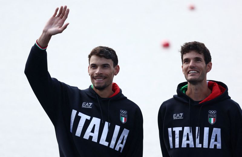 &copy; Reuters. Olimpiadi di Parigi 2024 - Canottaggio - Cerimonia di vittoria del doppio maschile LWT - Stadio Nautico di Vaires-sur-Marne - Acqua piatta, Vaires-sur-Marne, Francia - 02 agosto 2024. I vincitori della medaglia d'argento Stefano Oppo e Gabriel Soares fest