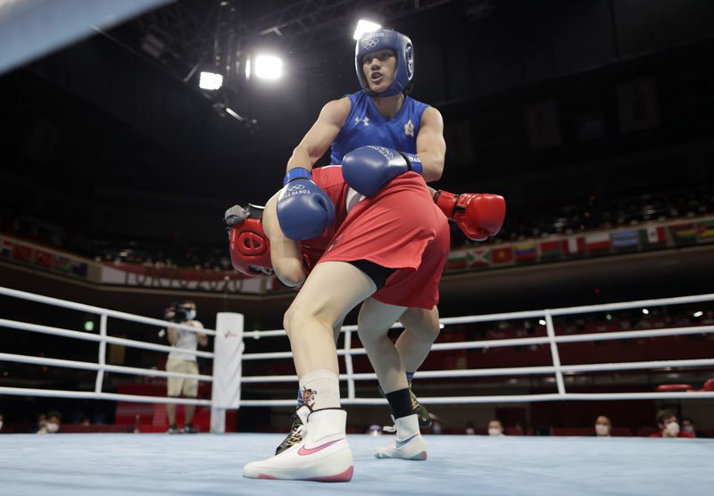 &copy; Reuters. Tokyo 2020 Olympics - Boxing - Women's Welterweight - Last 16 - Kokugikan Arena - Tokyo, Japan - July 27, 2021. Chen Nien-Chin of Taiwan in action against Angela Carini of Italy REUTERS/Ueslei Marcelino