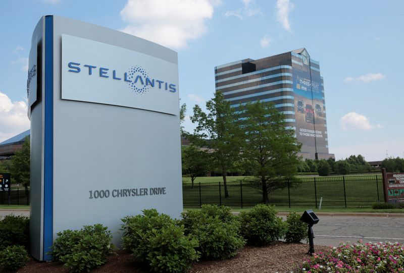 © Reuters. FILE PHOTO: A Stellantis sign is seen outside its headquarters in Auburn Hills, Michigan, U.S., June 10, 2021.   REUTERS/Rebecca Cook/File Photo