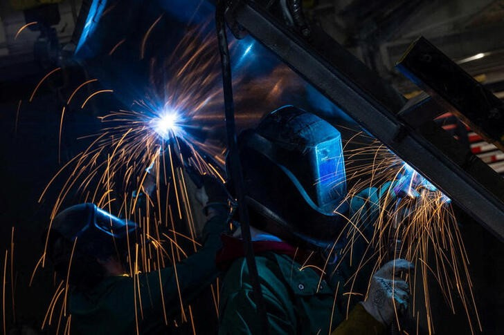 © Reuters. Workers weld at a factory floor in Columbus, Ohio, U.S., March 26, 2024.  REUTERS/Carlos Barria
