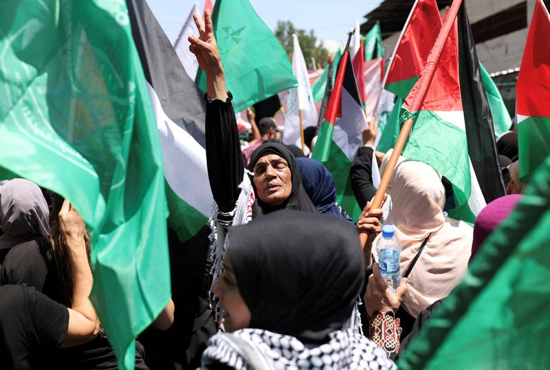 &copy; Reuters. A demonstrator gestures during a protest against the killing of Hamas chief Ismail Haniyeh in Iran, in Beirut, Lebanon August 2, 2024. REUTERS/Emilie Madi