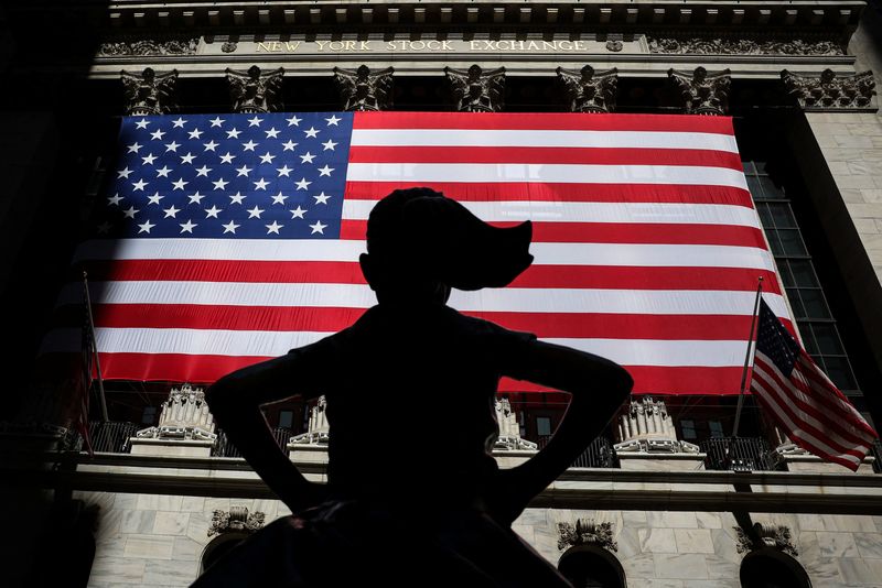 © Reuters. FILE PHOTO: The Fearless Girl statue is seen outside the New York Stock Exchange (NYSE) in New York City, U.S., July 3, 2024.  REUTERS/Brendan McDermid/File Photo