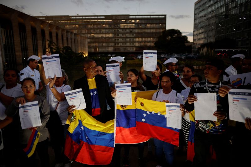 © Reuters. Venezuelan citizens take part in a protest against the electoral results that awarded Venezuela's President Nicolas Maduro a third term and to ask the Brazilian government to support democracy, in front of Itamaraty Palace in Brasilia, Brazil August 1, 2024. REUTERS/Adriano Machado