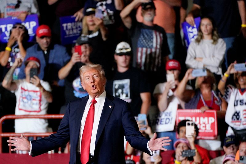 © Reuters. FILE PHOTO: Republican presidential nominee and former U.S. President Donald Trump holds a campaign rally in Harrisburg, Pennsylvania, U.S., July 31, 2024. REUTERS/Elizabeth Frantz/File Photo