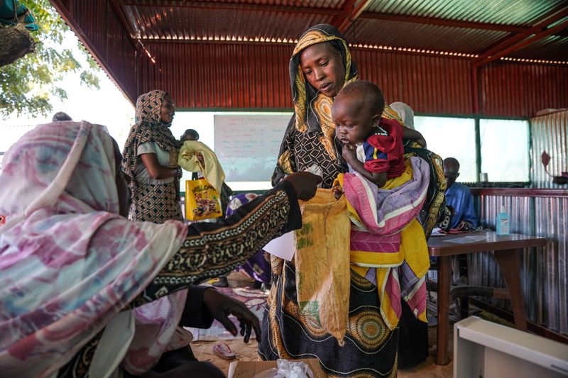 © Reuters. FILE PHOTO: A handout photograph, shot in January 2024, shows a woman and baby at the Zamzam displacement camp, close to El Fasher in North Darfur, Sudan. MSF/Mohamed Zakaria/Handout via REUTERS/File Photo