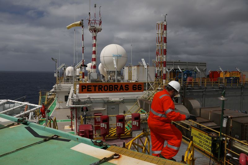 &copy; Reuters. Trabalhador na plataforma P-66, da Petrobras, na Bacia de Santos, no Rio de Janeiron05/09/2018 REUTERS/Pilar Olivares