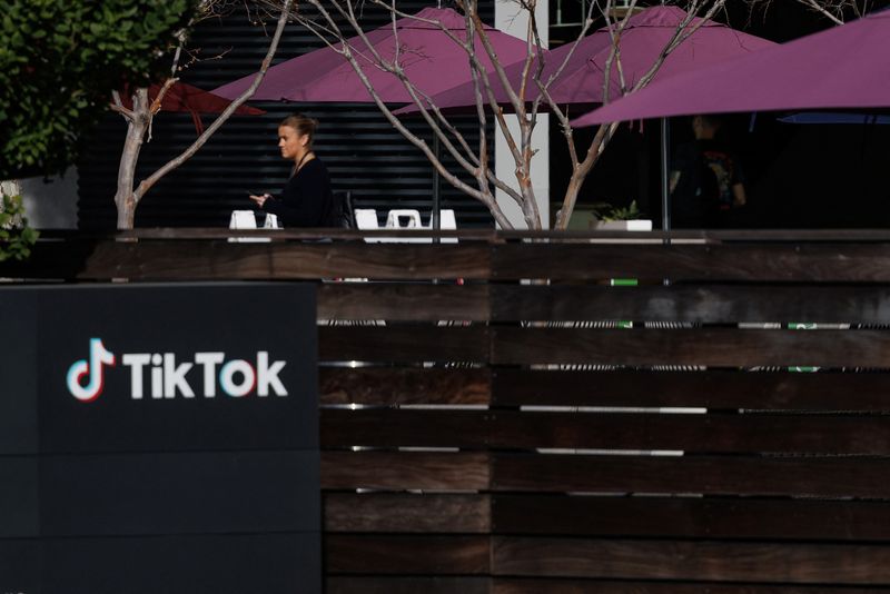 &copy; Reuters. A person arrives at the offices of Tik Tok after the U.S. House of Representatives overwhelmingly passed a bill that would give TikTok's Chinese owner ByteDance about six months to divest the U.S. assets of the short-video app or face a ban, in Culver Cit