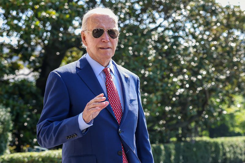 © Reuters. U.S. President Joe Biden walks toward the South Lawn of the White House as he departs on travel to Wilmington, Delaware in Washington, U.S., August 2, 2024. REUTERS/Kevin Mohatt