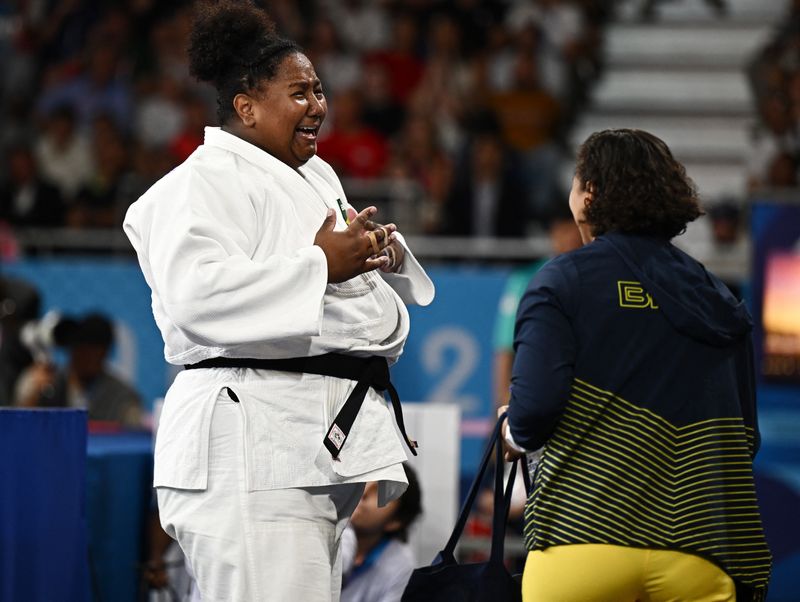 &copy; Reuters. Beatriz Souza celebra conquisa do ouro no judôn 2/8/2024   REUTERS/Arlette Bashizi