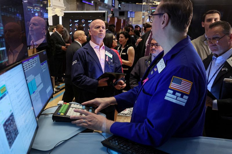 &copy; Reuters. FILE PHOTO: Traders work on the floor at the New York Stock Exchange (NYSE) in New York City, U.S., June 14, 2024.  REUTERS/Brendan McDermid/File Photo