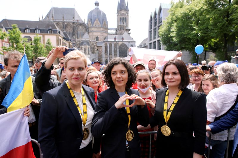 © Reuters. FILE PHOTO: Belarusian civil rights activists Sviatlana Tsikhanouskaya, Veronika Tsepkalo and Tatsiana Khomich, representative of her detained sister Maria Kalesnikava, stand in front of a crowd, outside Aachen Town Hall after the ceremony for the presentation of the Charlemagne Prize (Karlspreis), in Aachen, Germany, May 26, 2022. REUTERS/Thilo Schmuelgen/File Photo