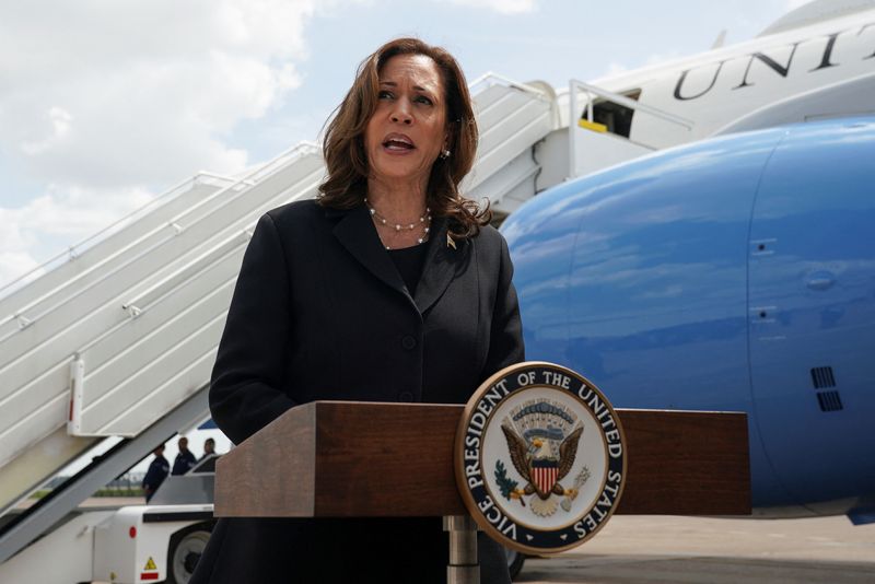 © Reuters. FILE PHOTO: U.S. Vice President Kamala Harris speaks about the release of Paul Whelan, Evan Gershkovich, Alsu Kurmasheva, and Vladimir Kara-Murza, who were detained in Russia, as she departs to return to Washington, at George Bush Intercontinental Airport in Houston, Texas, U.S., August 1, 2024. REUTERS/Kevin Lamarque/File Photo