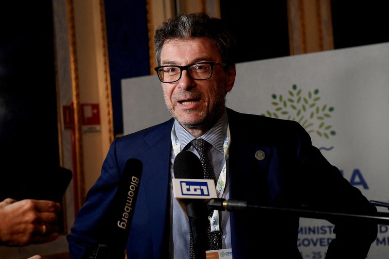 © Reuters. FILE PHOTO: The Italian Minister of Economy and Finance Giancarlo Giorgetti meets journalists the day before the G7 Finance Minister and Central Bank Governors' Meeting in Stresa, Italy, May 23, 2024. REUTERS/Massimo Pinca/File Photo