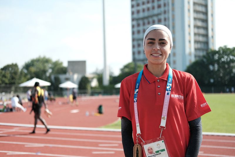 © Reuters. FILE PHOTO: Tunisian steeplechase runner Marwa Bouzayani stands on the side of the athletics training track for the summer Olympics in Ile-Saint-Denis, near Paris, France, August 1, 2024. REUTERS/Layli Foroudi/File Photo