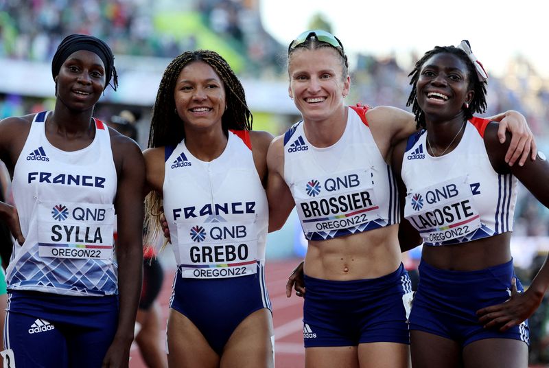 &copy; Reuters. FILE PHOTO: France's Sounkamba Sylla, Shana Grebo, Amandine Brossier and Sokhna Lacoste pose after finishing the women's 4x400 metres final in fifth place at the World Athletics Championships in Eugene, Oregon, U.S., July 24, 2022. REUTERS/Lucy Nicholson/