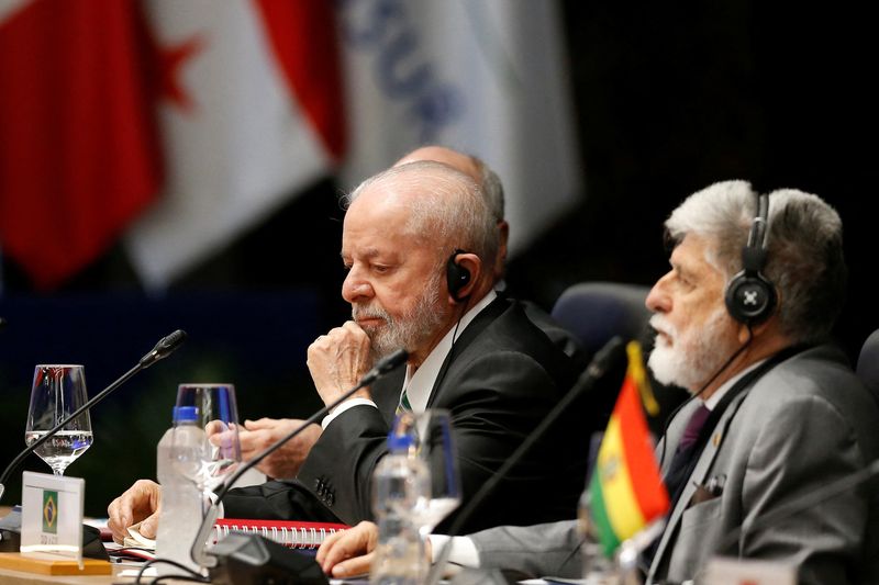 © Reuters. Presidente Luiz Inacio Lula da Silva e seu assessor especial Celso Amorim em reunião do Mercosul em Assunção, Paraguai
08/07/2024
REUTERS/Cesar Olmedo