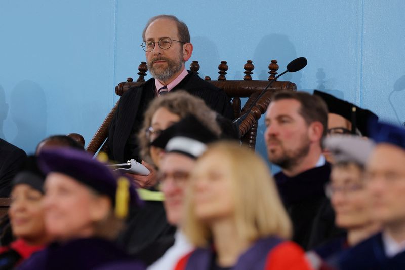 © Reuters. Interim president Alan Garber attends the 373rd Commencement Exercises at Harvard University in Cambridge, Massachusetts, U.S., May 23, 2024.  REUTERS/Brian Snyder/File Photo