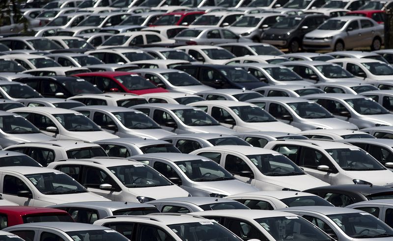 © Reuters. Carros novos estacionados em fábrica da Volkswagen em São José dos Campos, São Paulo
07/01/2015
REUTERS/Roosevelt Cassio 