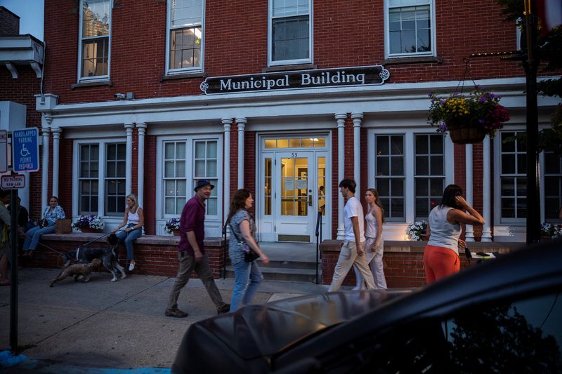 © Reuters. People walk outside the Sag Harbor Village Justice Court on the day pop singer Justin Timberlake was arrested and charged with driving while intoxicated in a neighborhood in the Hamptons according to authorities, in Sag Harbor, New York, U.S., June 18, 2024. REUTERS/Eduardo Munoz/File Photo