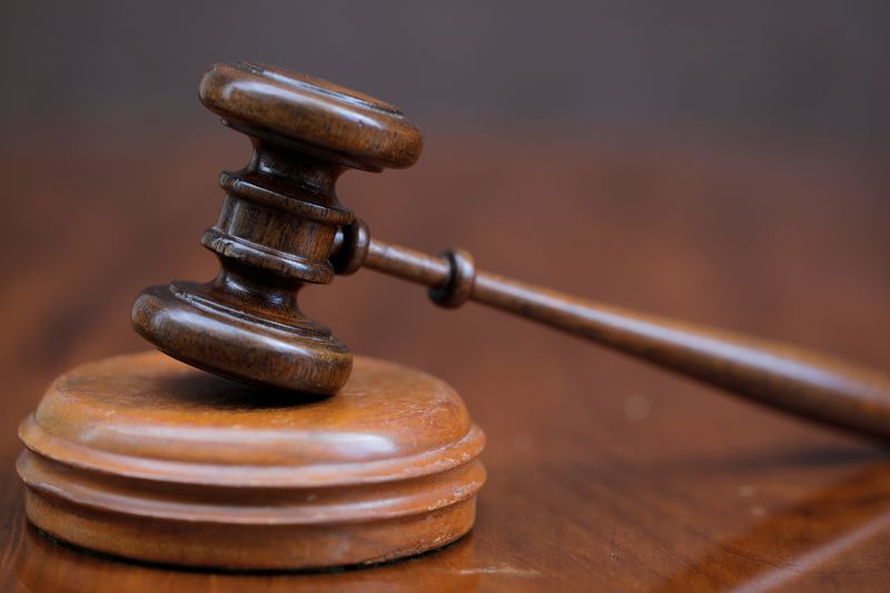 © Reuters. A gavel and a block is pictured at the George Glazer Gallery antique store in this illustration picture taken in Manhattan, New York City, U.S., August 18, 2020. REUTERS/Andrew Kelly/Illustration/File Photo