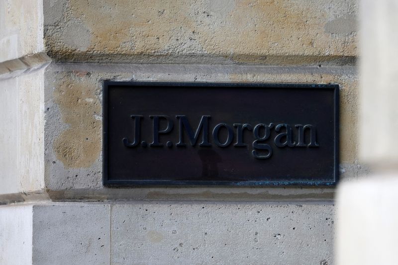 © Reuters. FILE PHOTO: A J.P. Morgan logo is seen outside the JPMorgan bank offices in Paris, France, January 27, 2023. REUTERS/Sarah Meyssonnier/File Photo