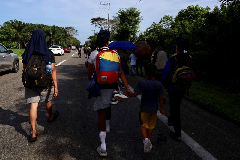 &copy; Reuters. Migrantes venezuelanos caminham em caravana em direção à fronteira com os EUA, em Villa Comaltitlán, Méxicon25/07/2024nREUTERS/Jose Torres