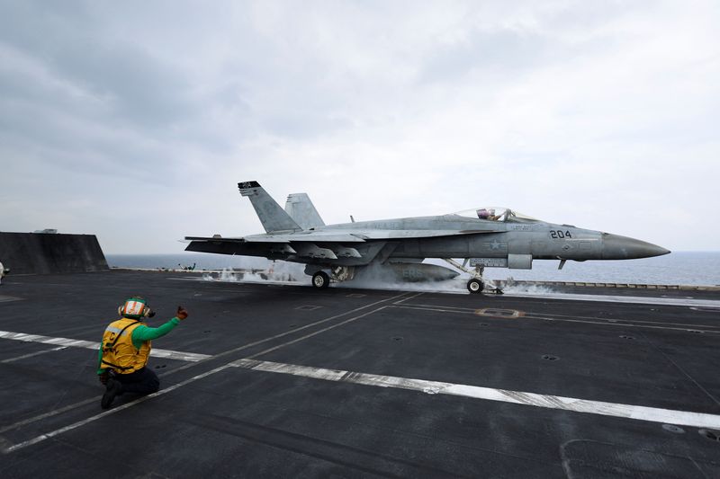 &copy; Reuters. Um caça F/A-18E Super Hornet no porta-aviões USS Dwight D. Eisenhower (CVN 69) no sul do Mar Vermelho, Oriente Médion13/02/2024nREUTERS/Hamad I Mohammed