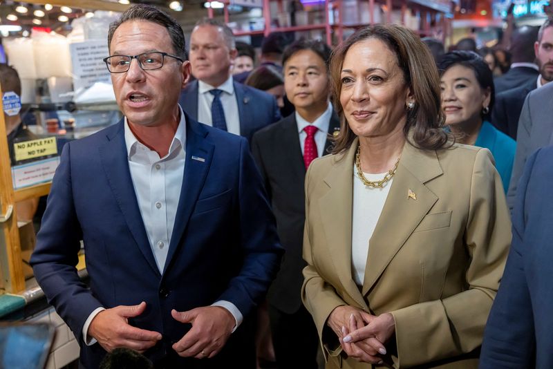 &copy; Reuters. Governador da Pensilvânia, Josh Shapiro, e a vice-presidente e candidata democrata Kamala Harrisn13/07/2024nREUTERS/Kevin Mohatt