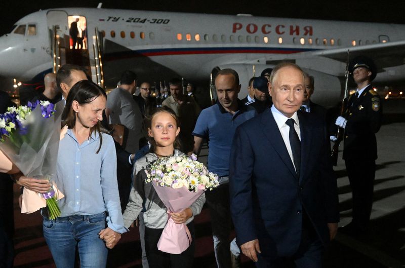 &copy; Reuters. O presidente russo, Vladimir Putin, dá as boas-vindas a cidadãos russos, incluindo Artyom Dultsev, Anna Dultseva e seus filhos, após troca de prisioneiros entre a Rússia e os países ocidentais, no Aeroporto Internacional de Vnukovo, em Moscou, Rússi